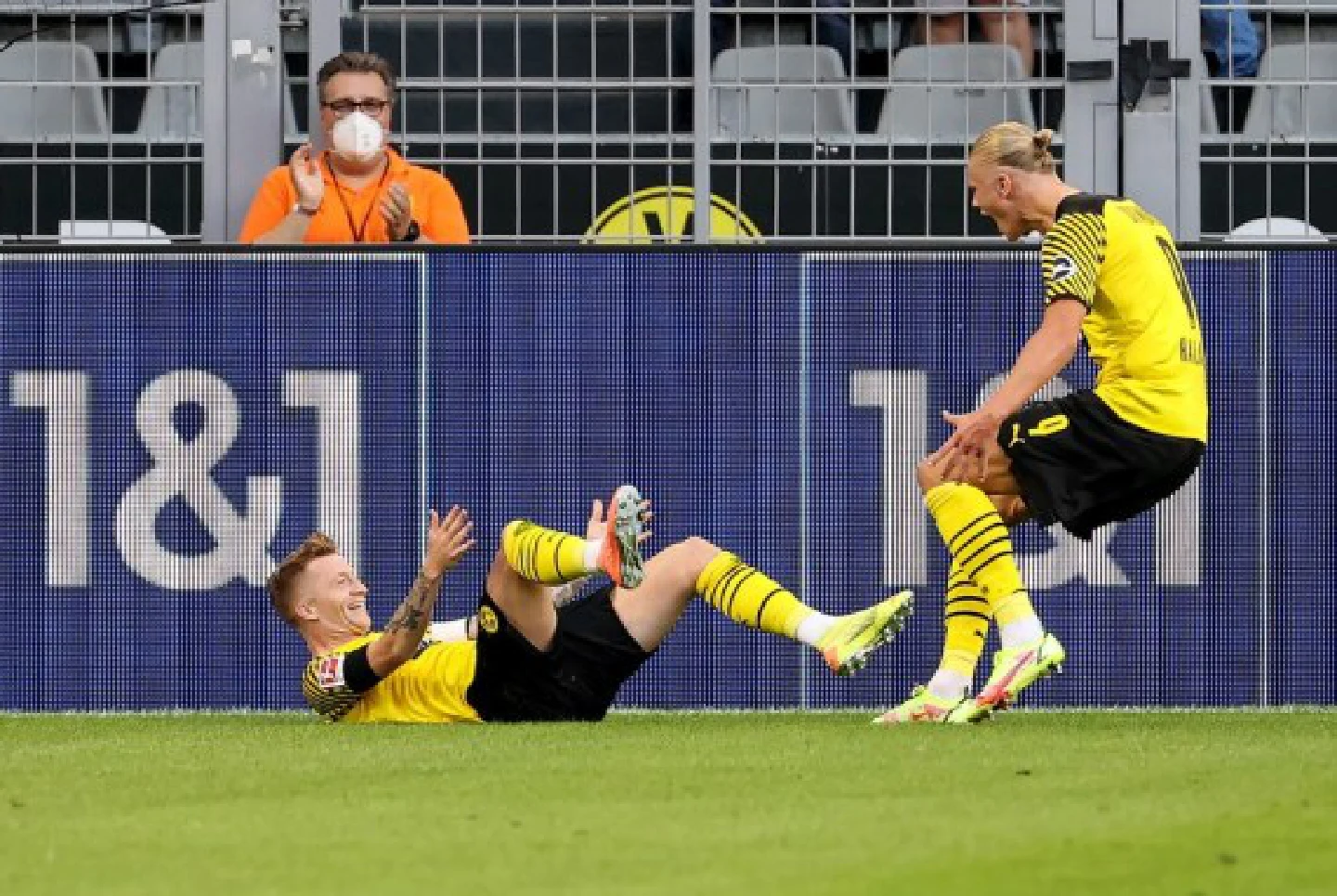 Dortmund ease 5-2 past Frankfurt in Bundesliga Dortmund ease 5-2 past Frankfurt in Bundesliga