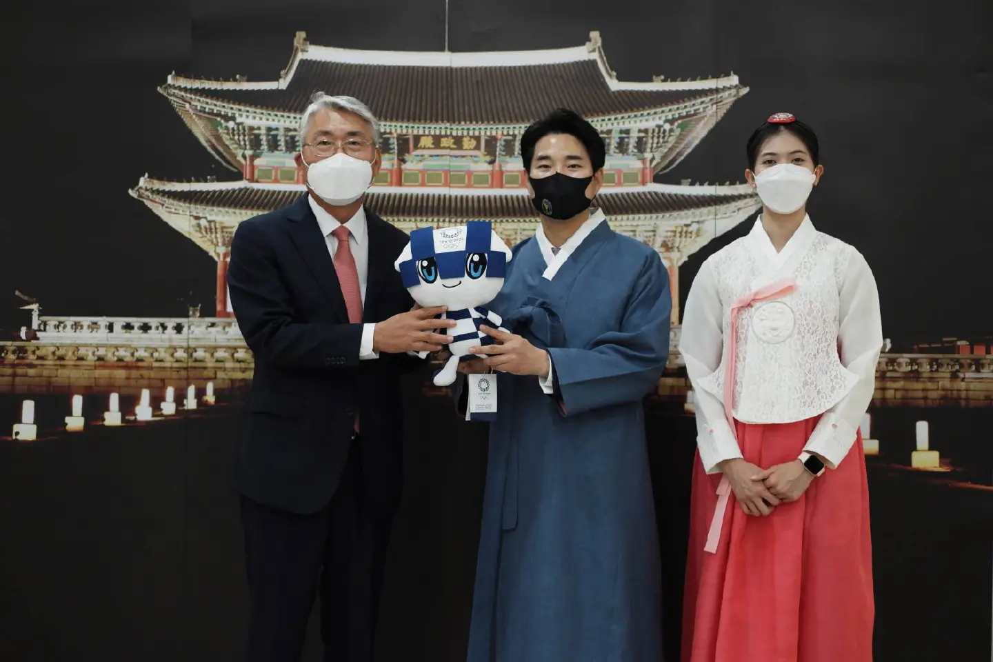 Panipak and Coach Choi attend to film ‘Online Taekwondo Class’ for Thai people