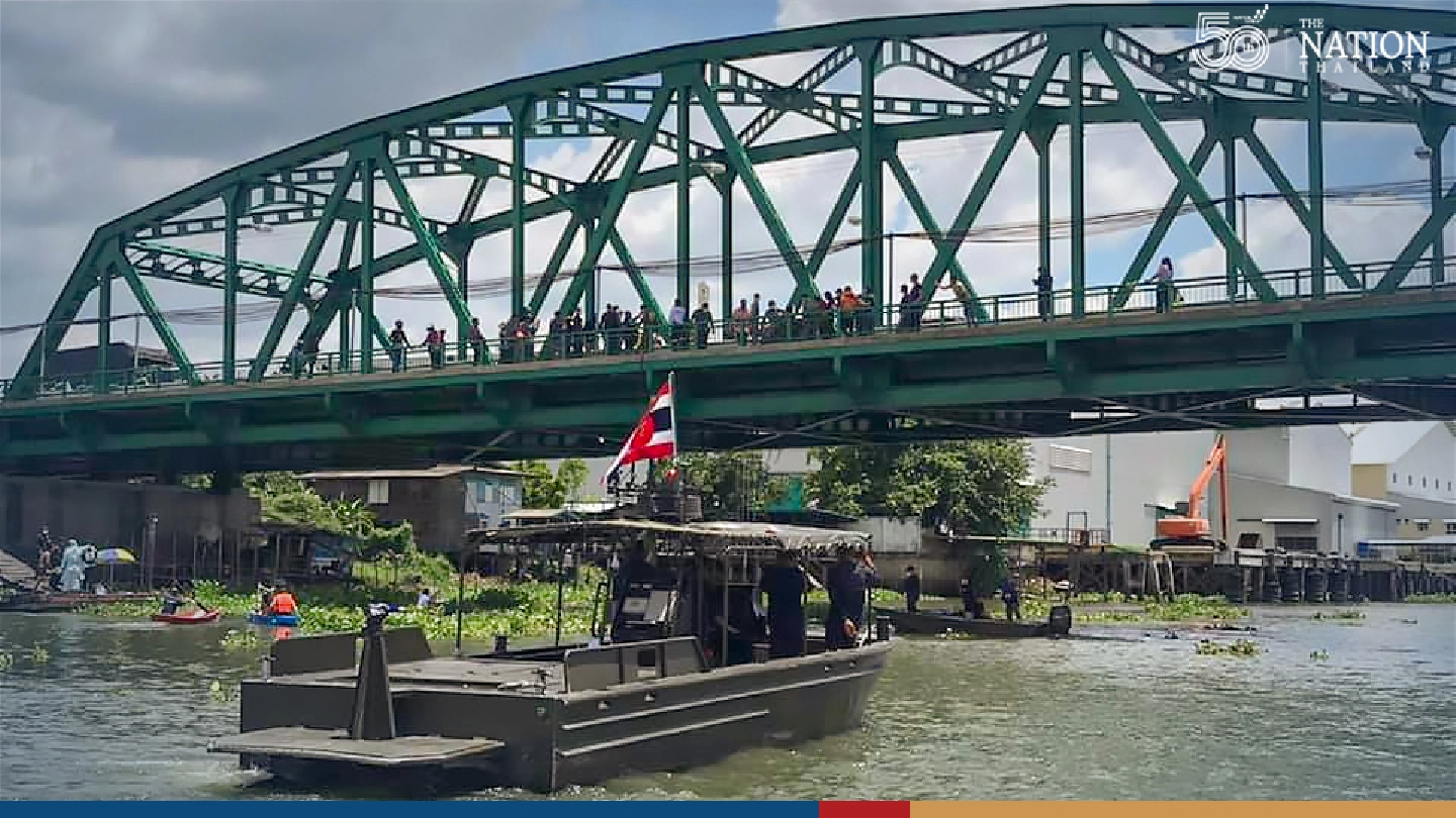 Rescue officials coax troubled mother off bridge in Pathum Thani