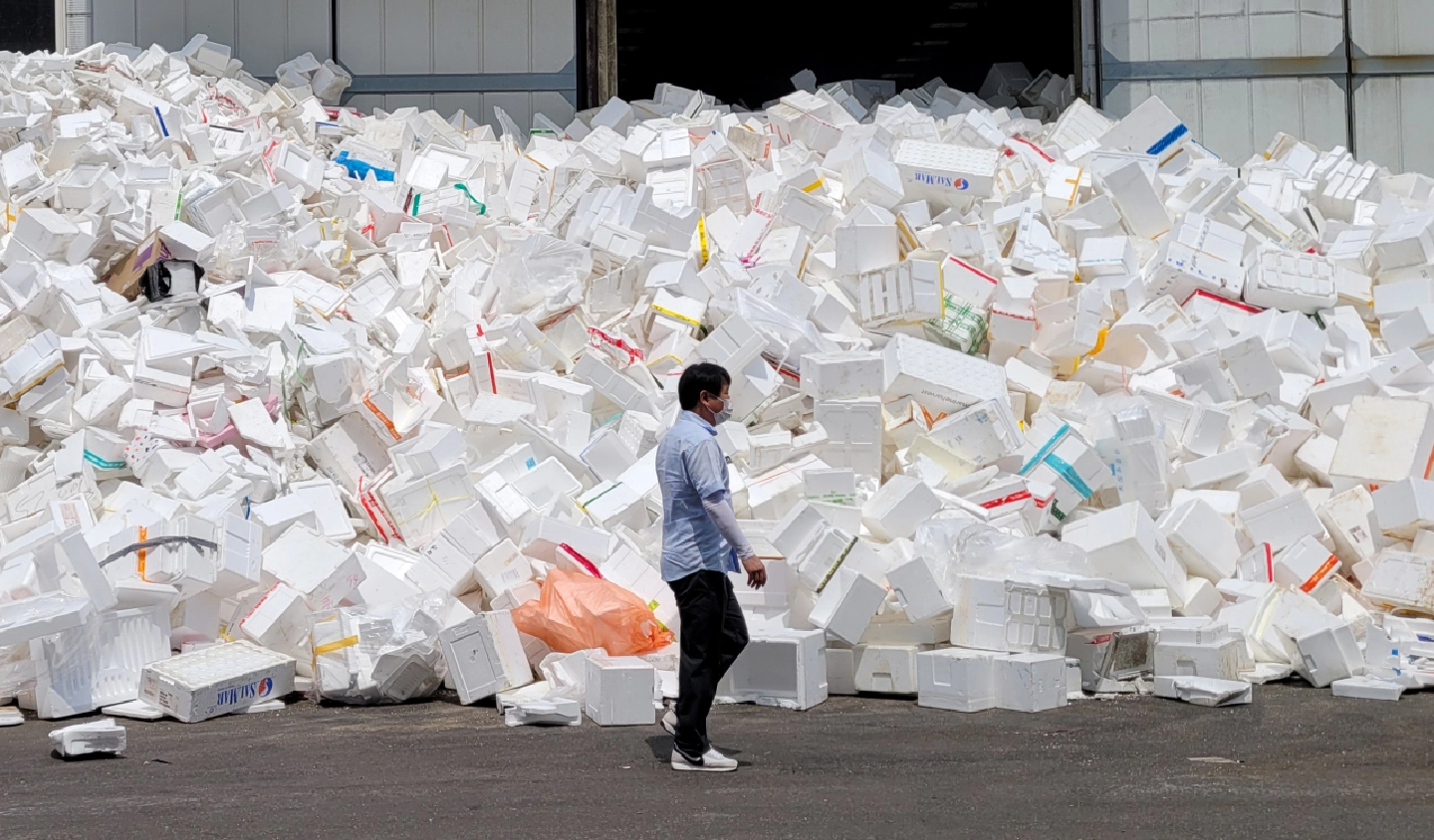 Plastics pile up amid food delivery boom