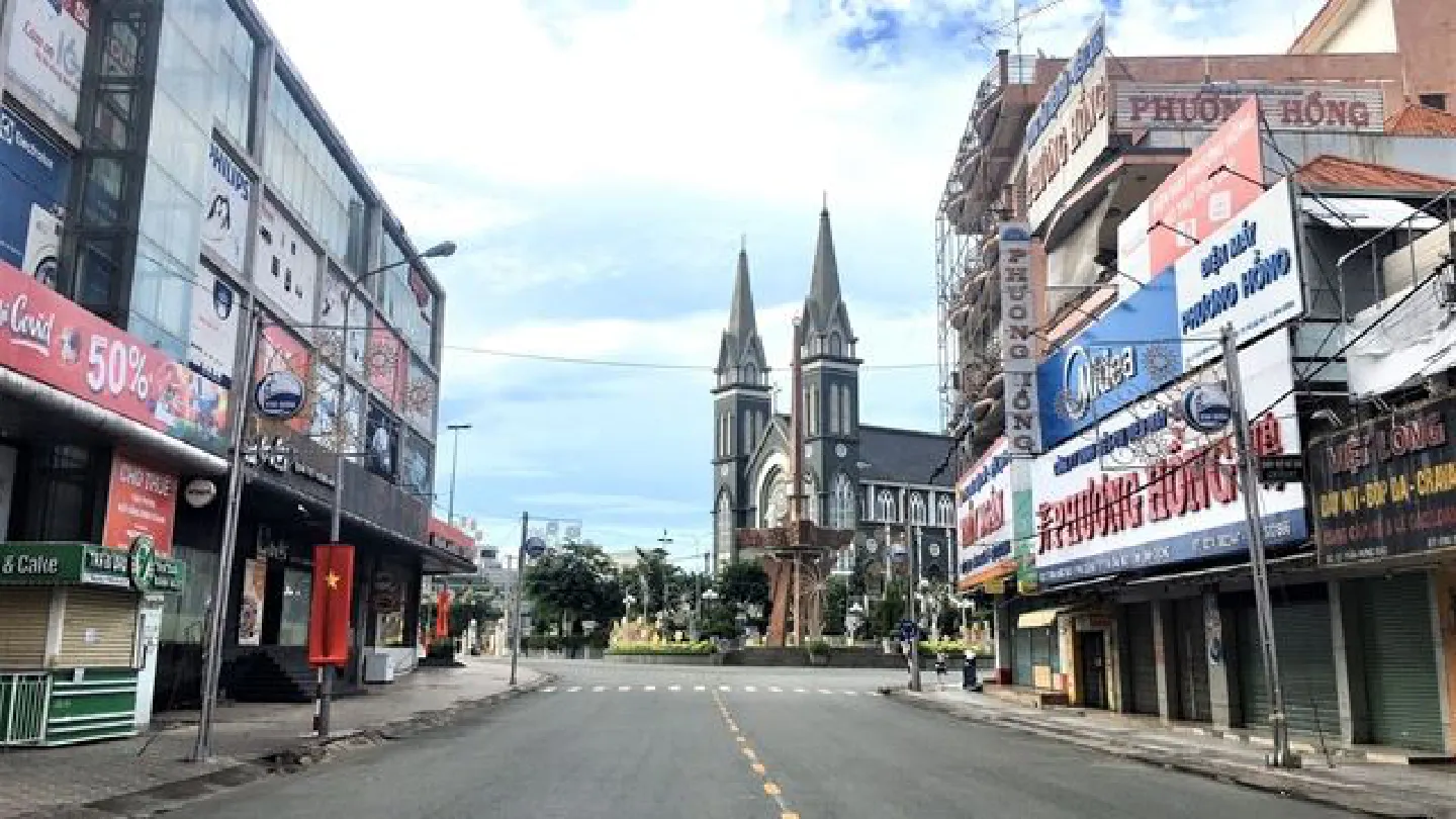 HCM City, southern region lockdown extended by two weeks amid soaring COVID-19 cases