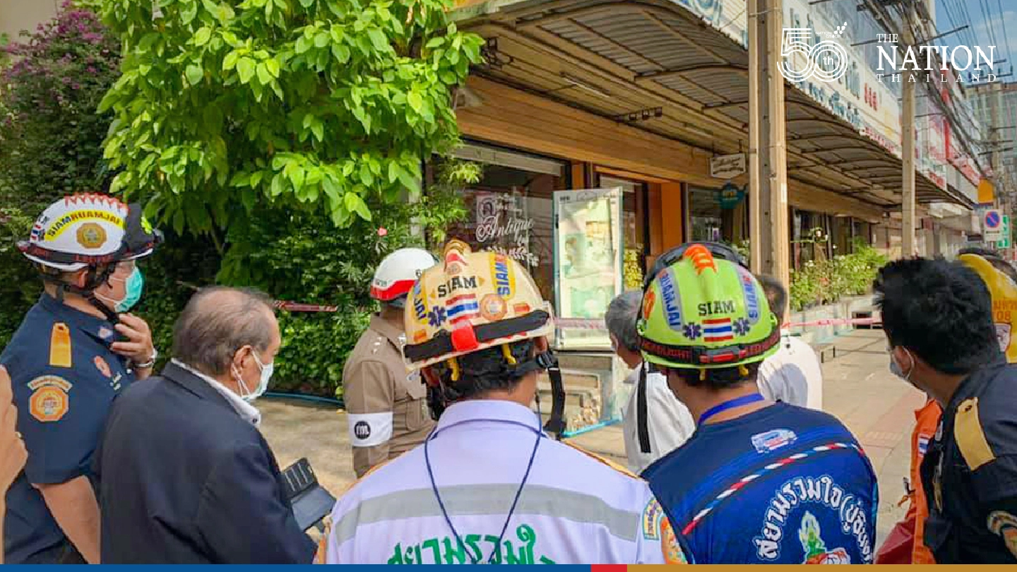 Srinakarin building at risk of collapsing, people urged to avoid area