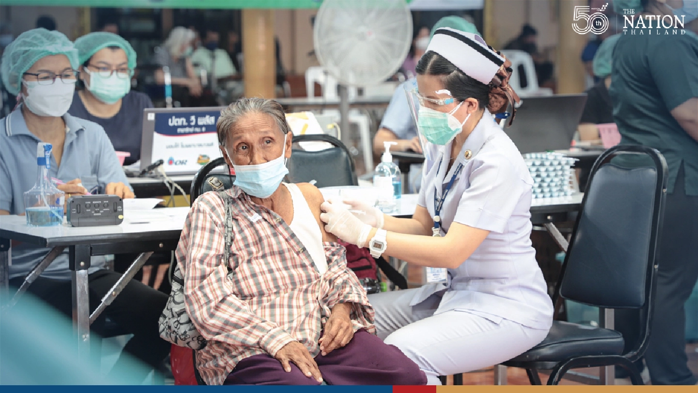 Long queue fails to deter elderly seeking Pfizer vaccine in Samut Prakan