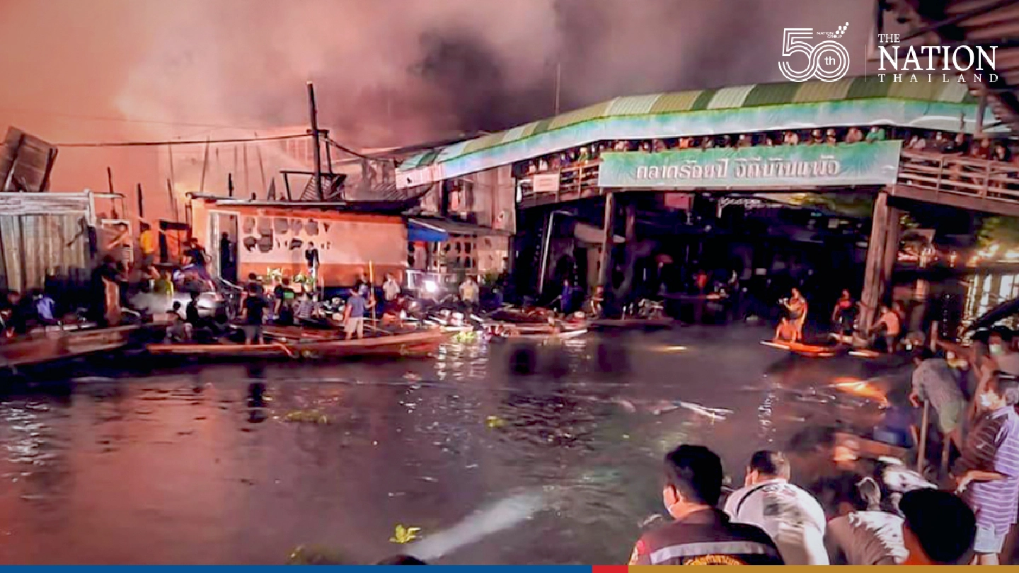 Fire damages 100-year-old tourist-attraction market in Samut Sakhon Fire damages 100-year-old tourist-attraction market in Samut Sakhon