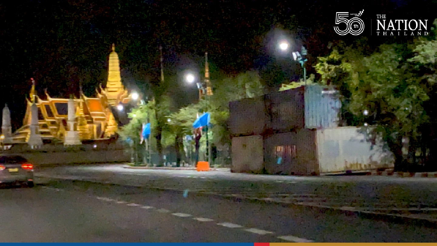 Police ready with barriers to block anti-government protesters