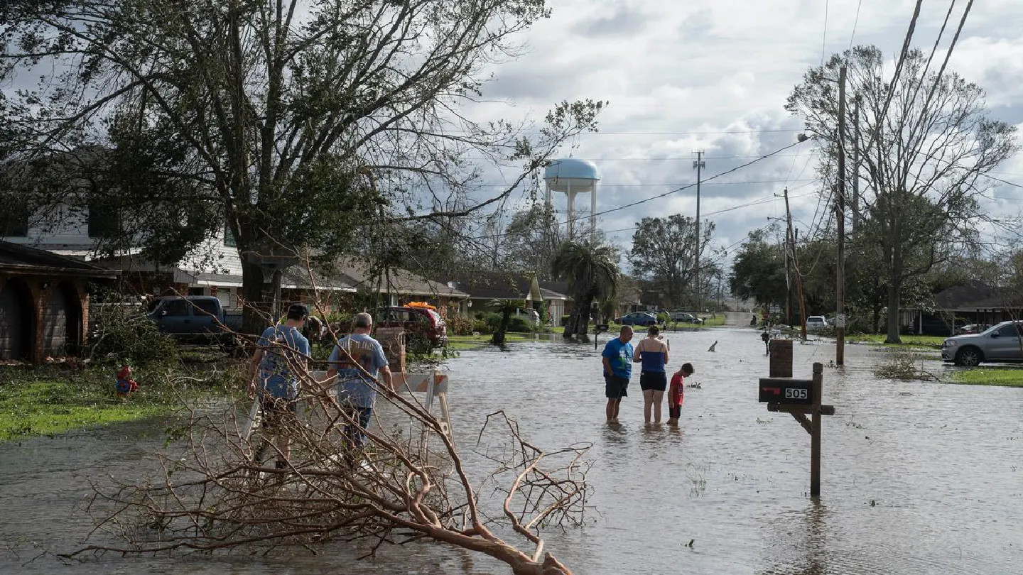 Ida weakens to tropical storm as it moves to Mississippi Ida weakens to tropical storm as it moves to Mississippi
