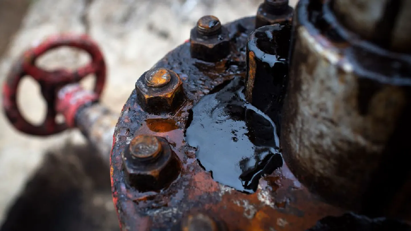 Oil extends slump after surprise jump in U.S gasoline stockpiles Oil extends slump after surprise jump in U.S gasoline stockpiles