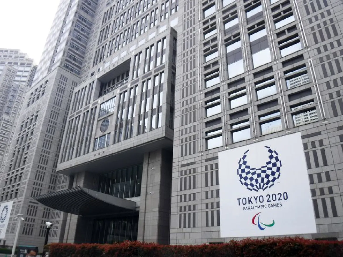 Japan logs over 20,000 new virus cases for 1st time