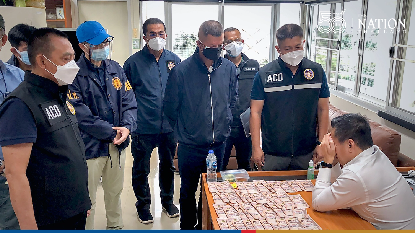Nonthaburi hospital director caught just as he accepted a bribe Nonthaburi hospital director caught just as he accepted a bribe