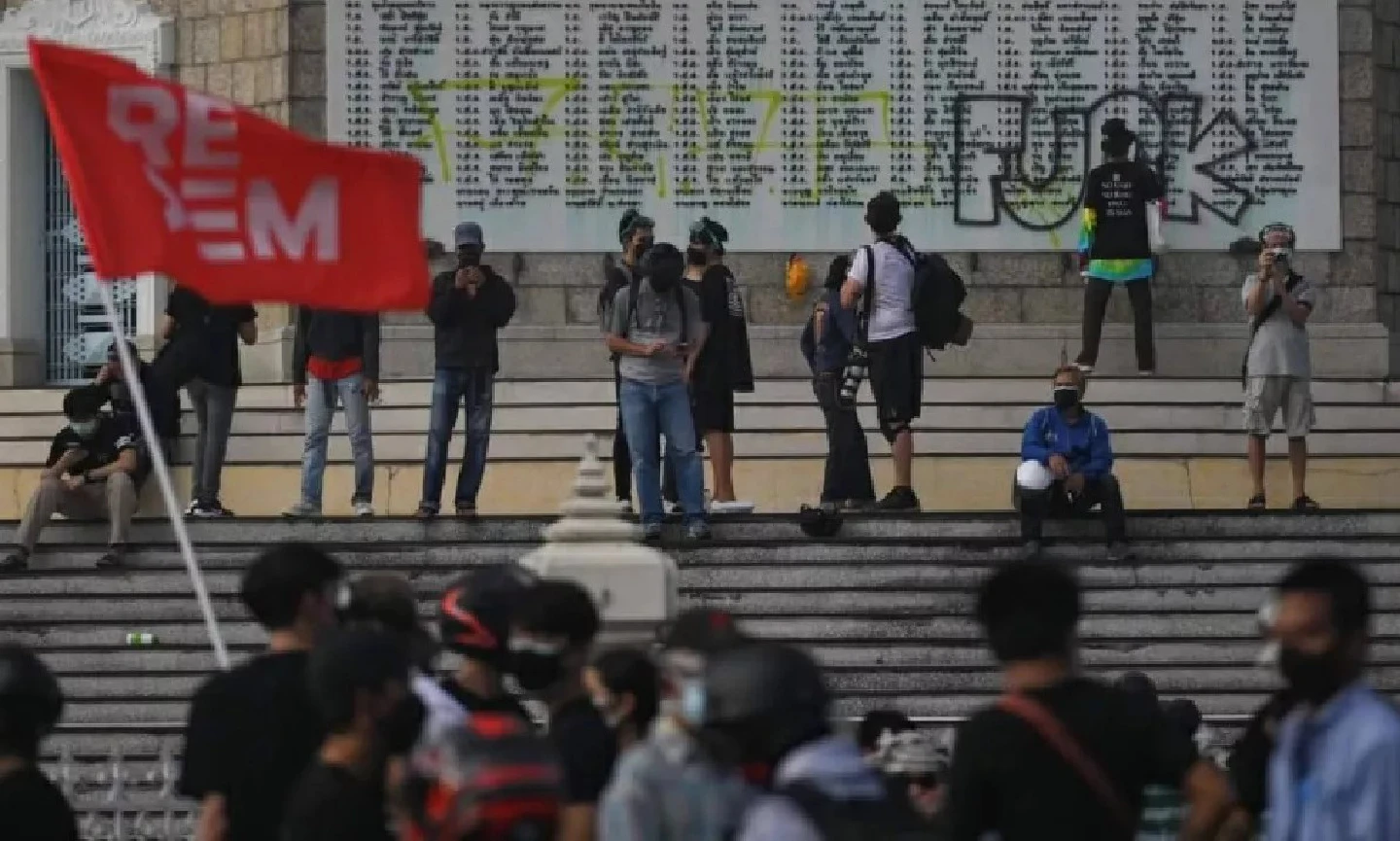 Army condemns protesters for defacing Victory Monument Army condemns protesters for defacing Victory Monument