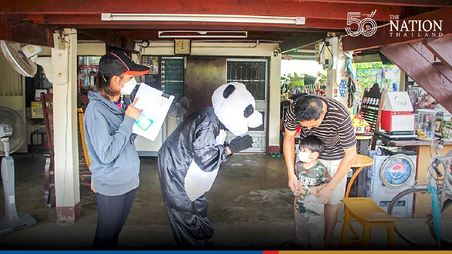 Nakhon Phanom panda teacher delivers lunch to his cubs daily Nakhon Phanom panda teacher delivers lunch to his cubs daily