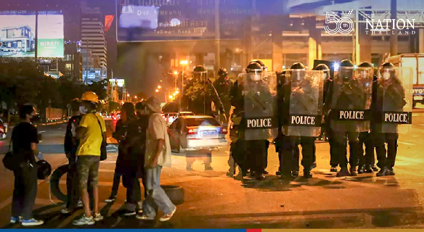 Din Daeng Flats residents urge police, protesters to negotiate