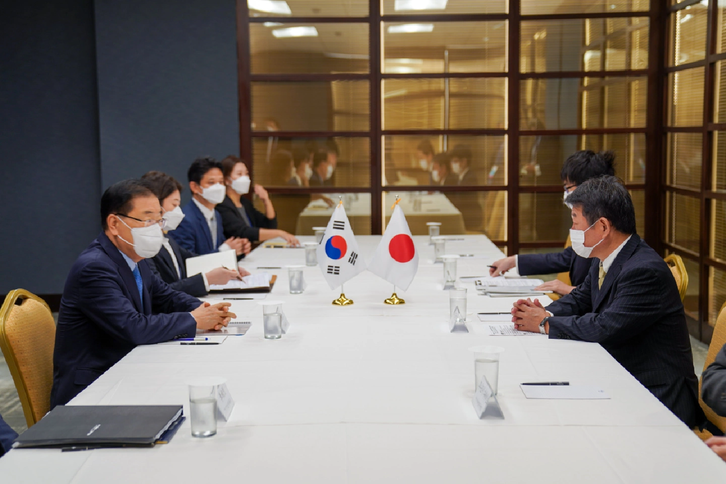 Seoul, Tokyo ministers meet, but remain apart over wartime history