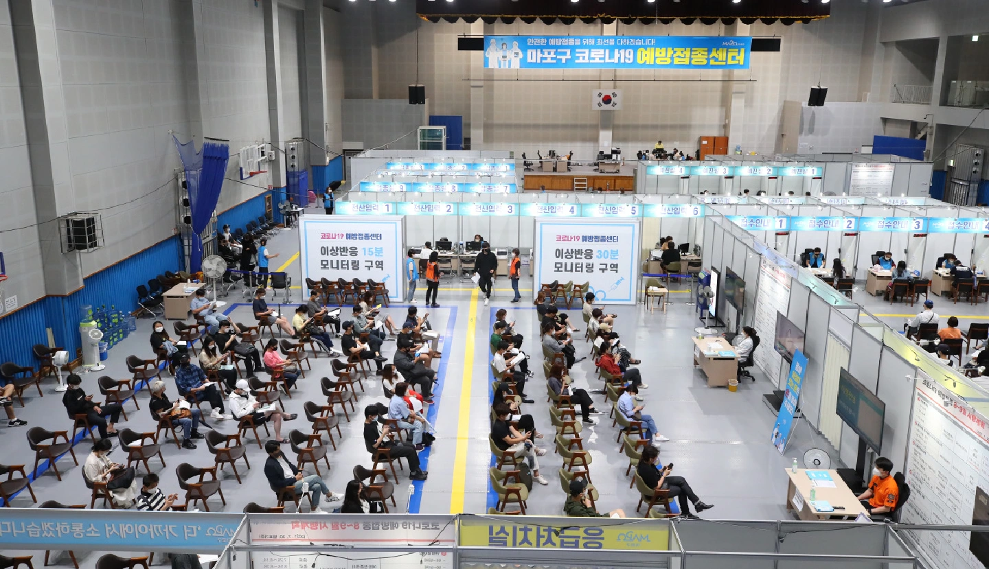 Korea’s race to vaccinate 70% of population with first dose nears finish line Korea’s race to vaccinate 70% of population with first dose nears finish line