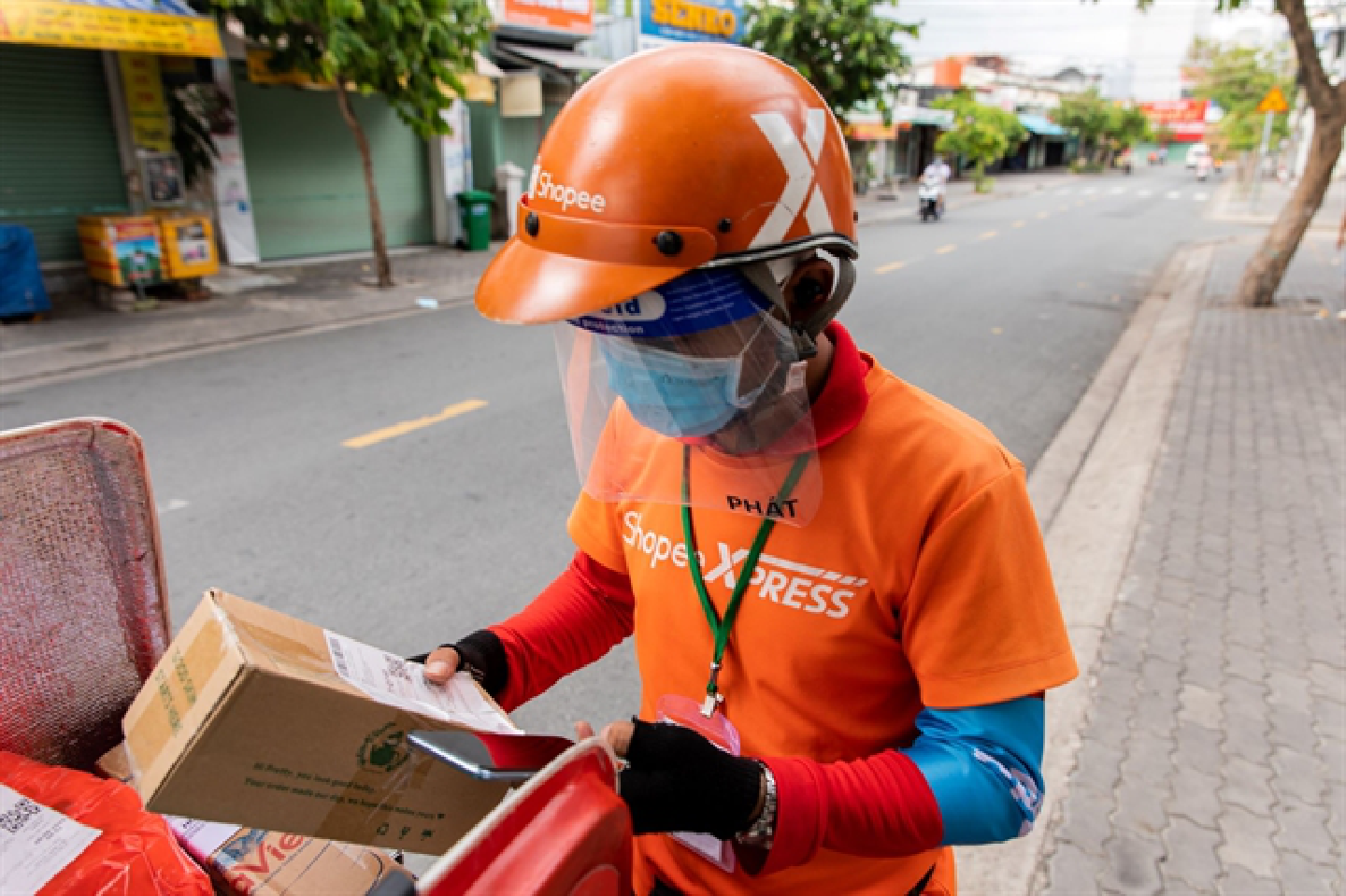 E-commerce platforms resume delivery in HCM City as ban is lifted in red zones E-commerce platforms resume delivery in HCM City as ban is lifted in red zones