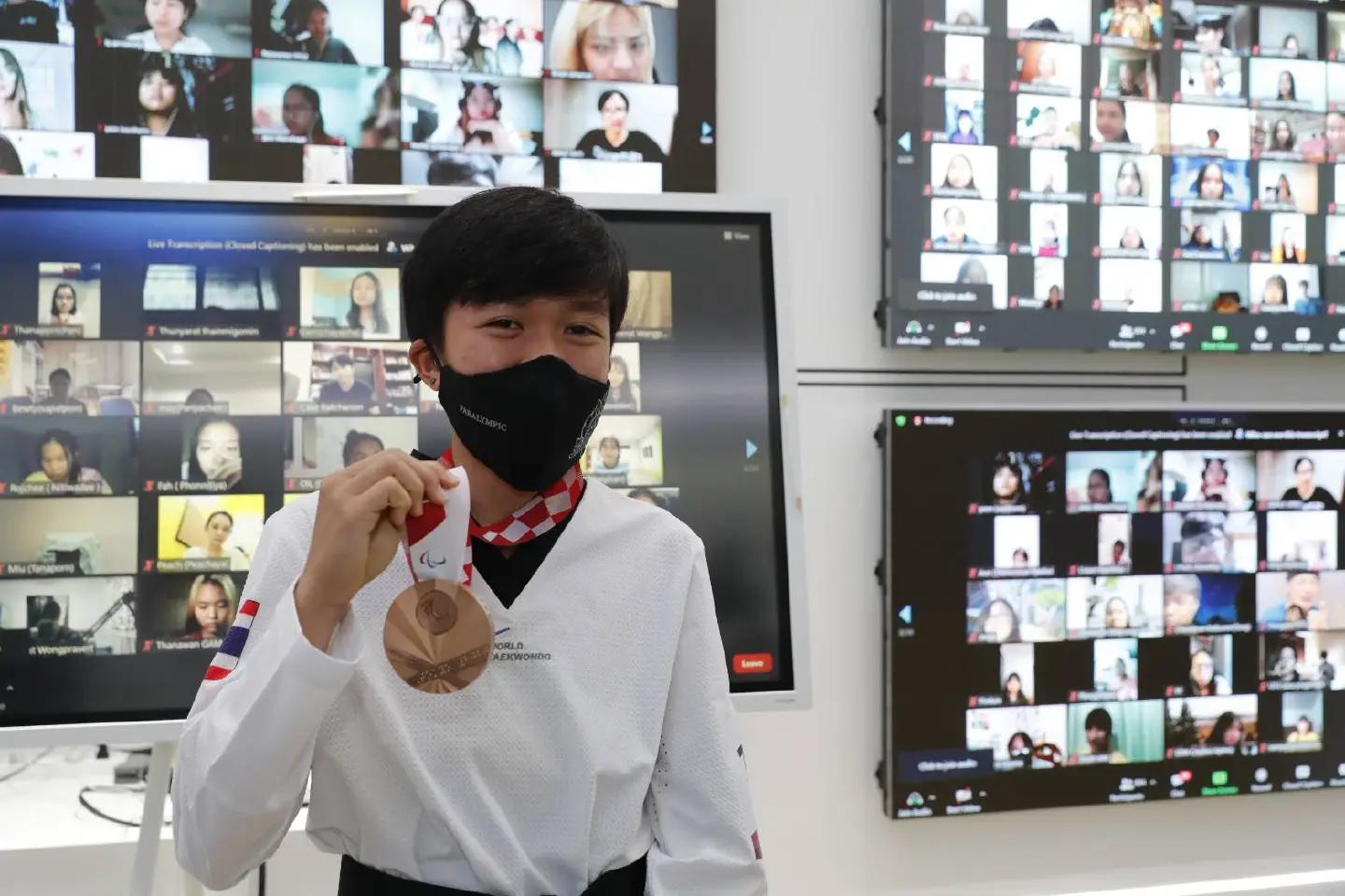 Tokyo Paralympics’ bronze medalist presented bunch of flowers and various gifts