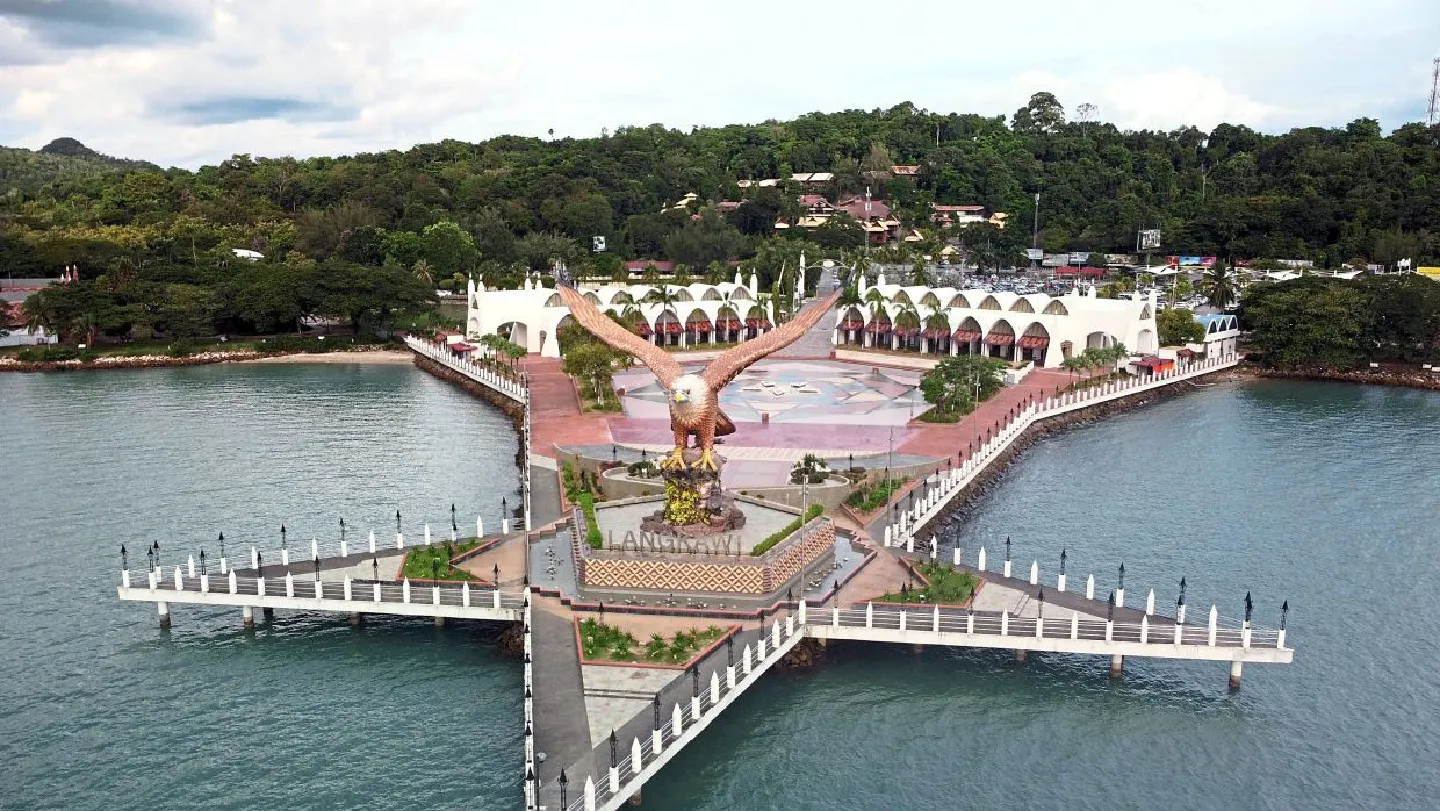 3,000 holidaymakers to arrive