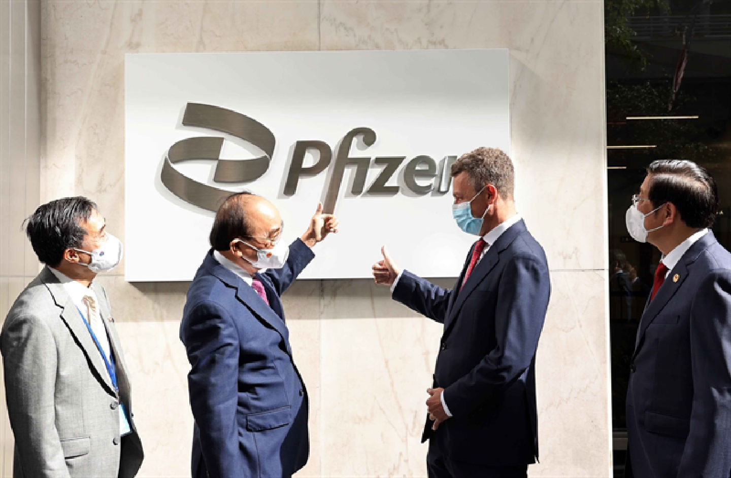 President Phúc visits Pfizer headquarters in New York, urges speeding up vaccine delivery in deal