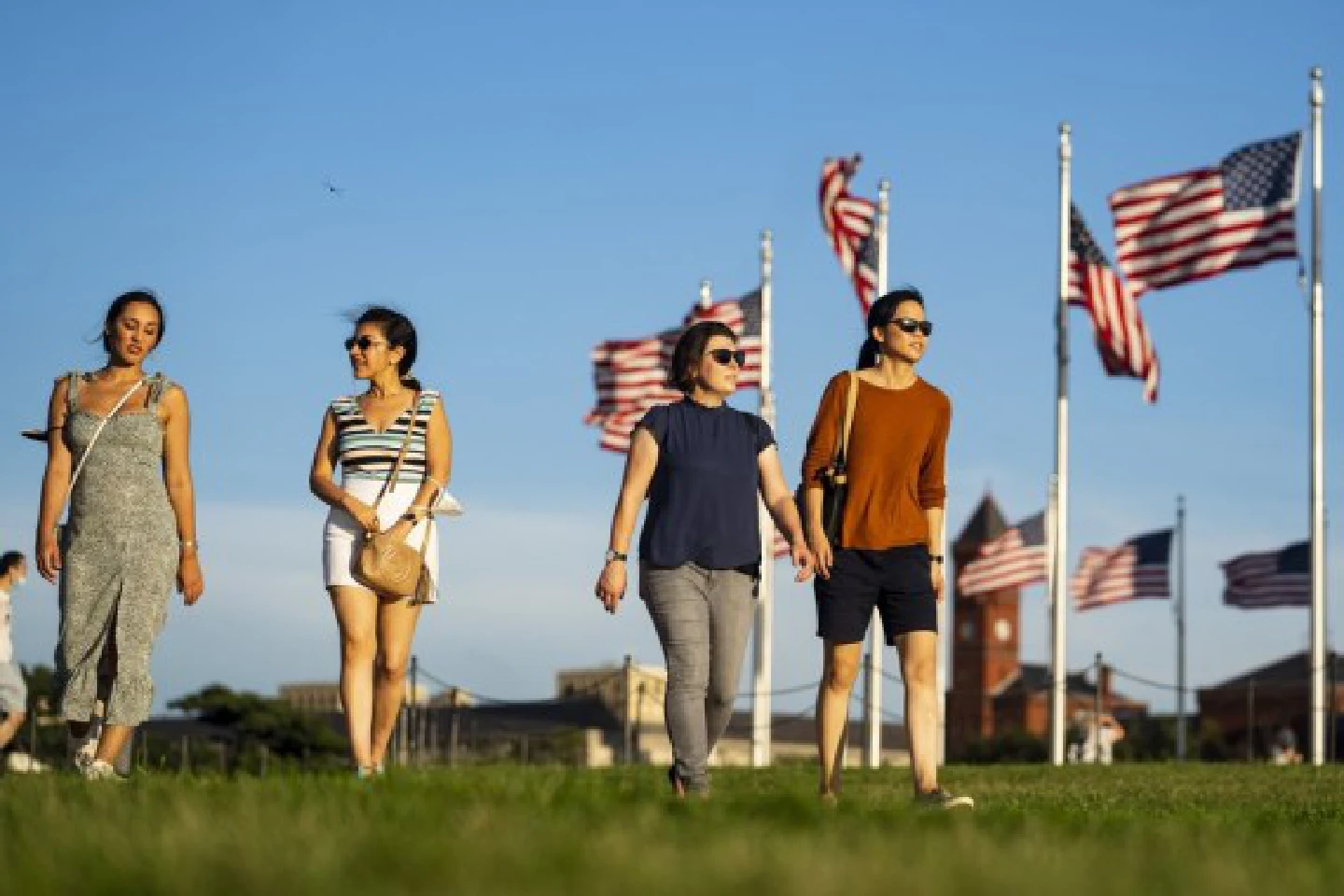 Vaccination efforts geared up in U.S. as COVID-19 kills 1 in 500 Americans