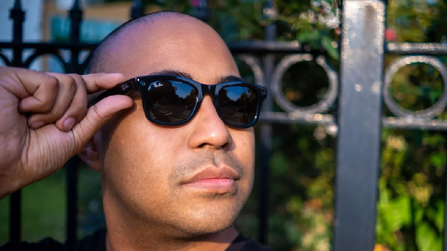 Facebook smart glasses put cameras on your face. Everyone around you should be aware Facebook smart glasses put cameras on your face. Everyone around you should be aware