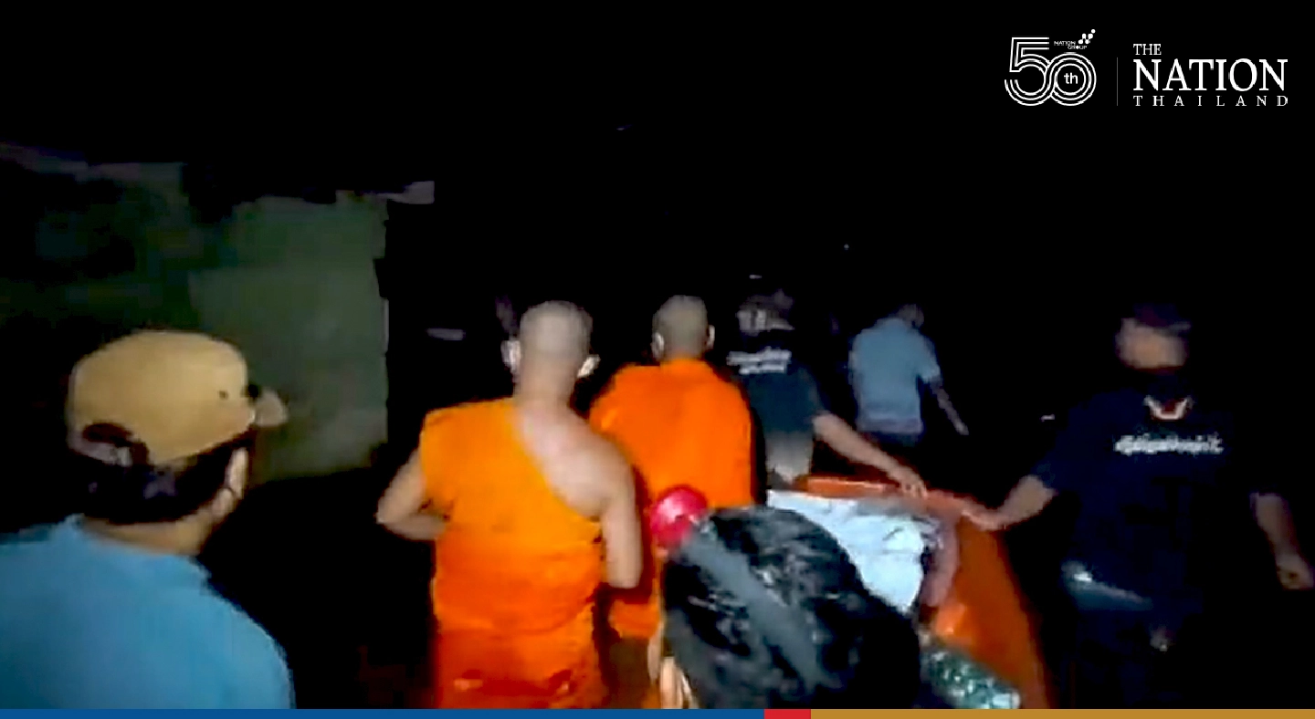 Monks aid flood victims in Sukhothai, Unesco-listed heritage safe