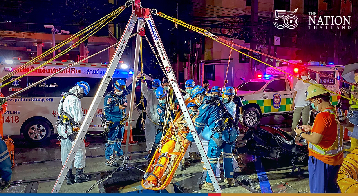 Motorcycle rider plunges 6 metres down hole in Bangkok Motorcycle rider plunges 6 metres down hole in Bangkok
