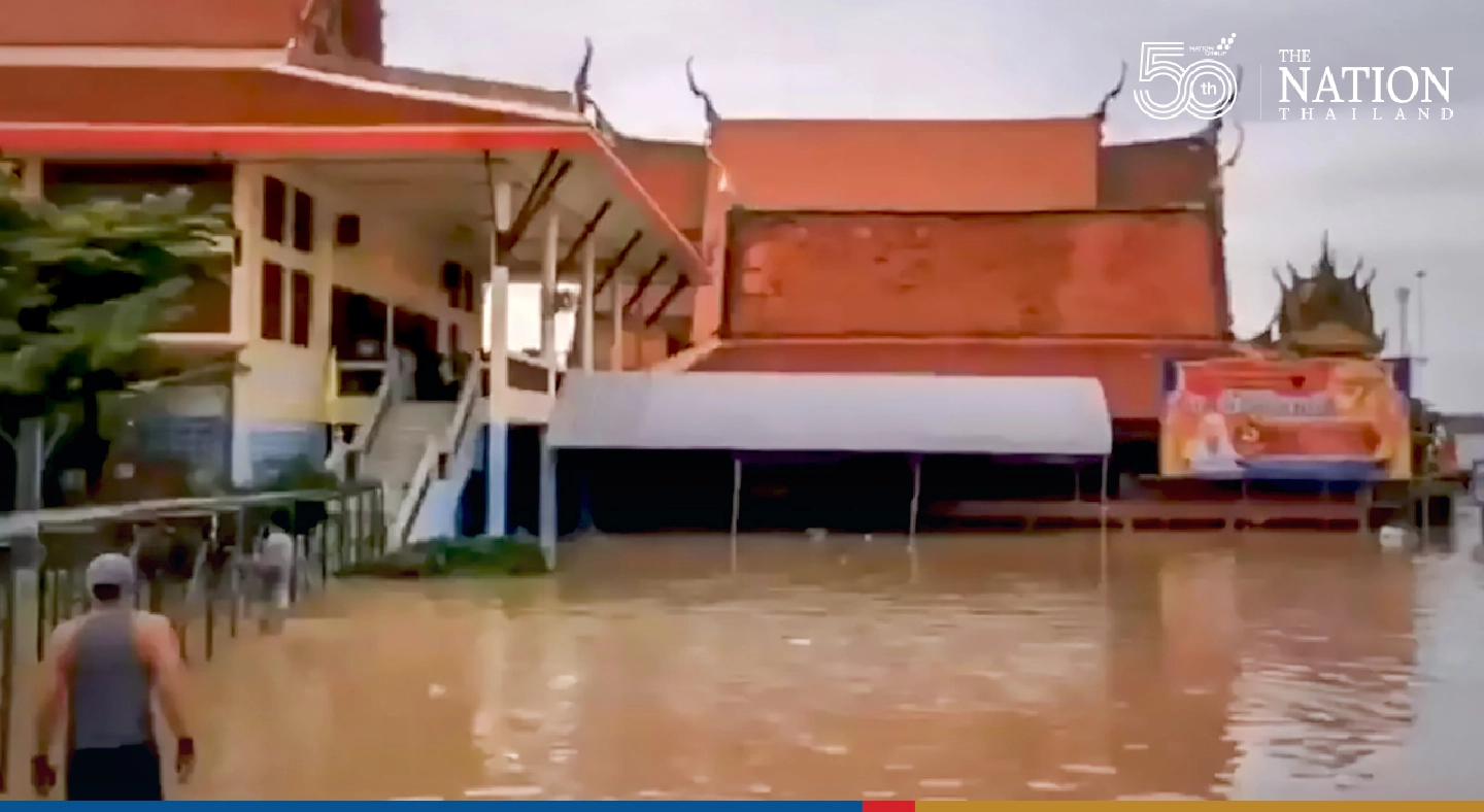 Temple flood wall comes crashing down Temple flood wall comes crashing down
