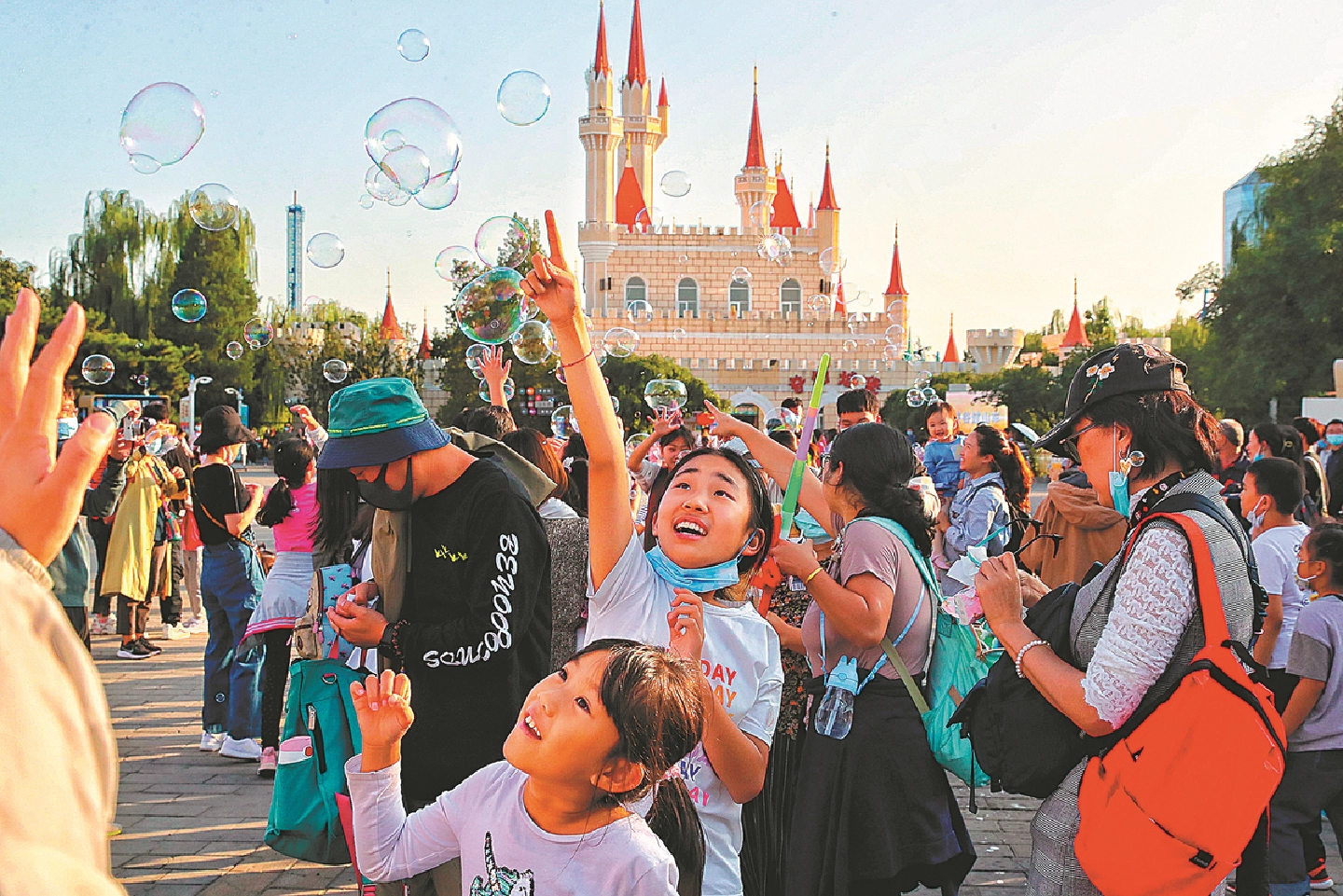 [China] Red tourism, family outings fuel holiday travel surge