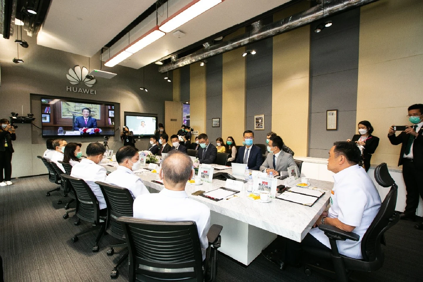 Thailand’s Deputy Prime Minister Visited Huawei Office and Expressed Appreciation for Huawei’s Continuous Support Thailand’s Deputy Prime Minister Visited Huawei Office and Expressed Appreciation for Huawei’s Continuous Support