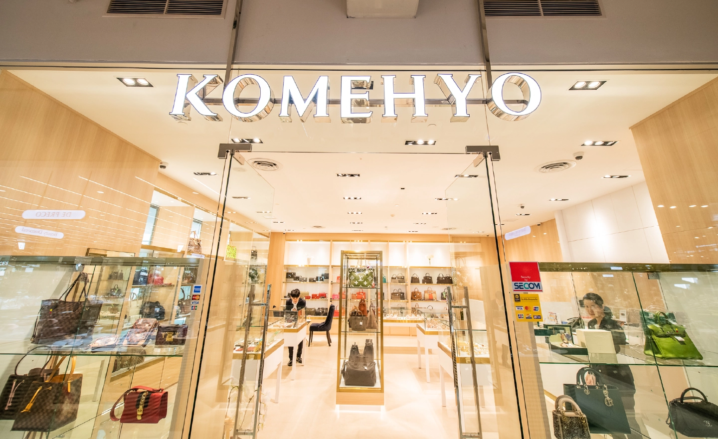 Komehyo has sent Japanese experts to station in Thailand to examine second-hand or “pre-loved” luxury items. Komehyo has sent Japanese experts to station in Thailand to examine second-hand or “pre-loved” luxury items.