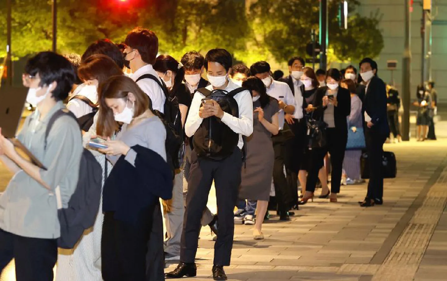 Strong quake jolts Tokyo area, hurting 17, disrupting traffic Strong quake jolts Tokyo area, hurting 17, disrupting traffic