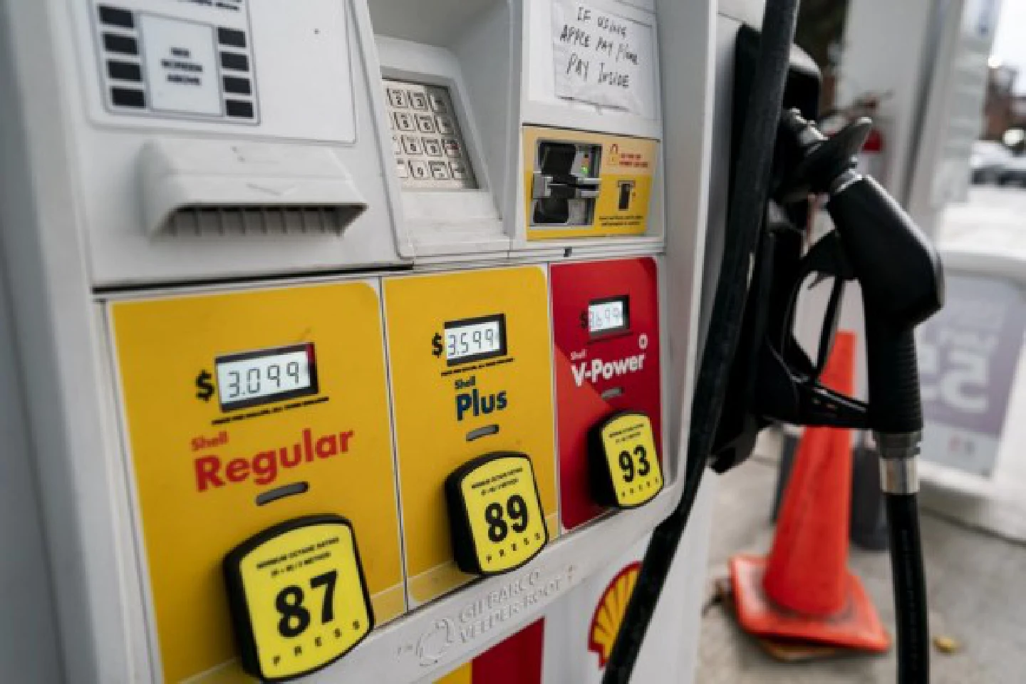 Los Angeles motorists experiencing sticker shock at gas pumps Los Angeles motorists experiencing sticker shock at gas pumps