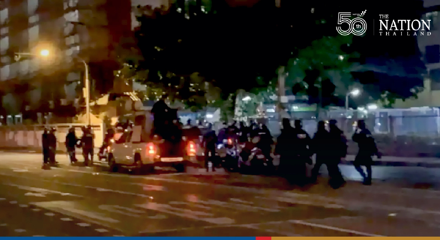 Crowd control police shot during clash with protestors near Din Daeng Flat