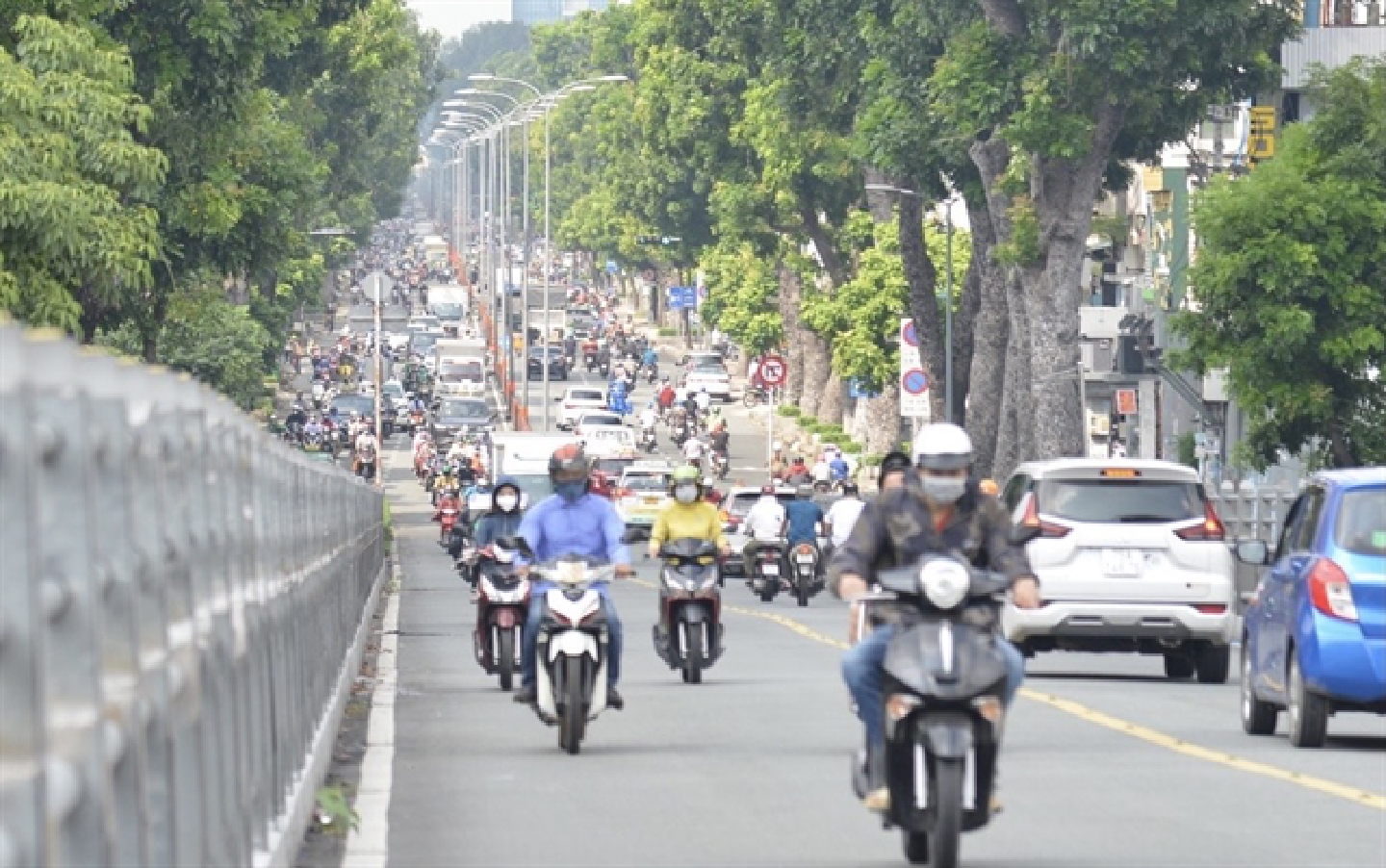 HCM City streets busy on first day after lifting of lockdown HCM City streets busy on first day after lifting of lockdown