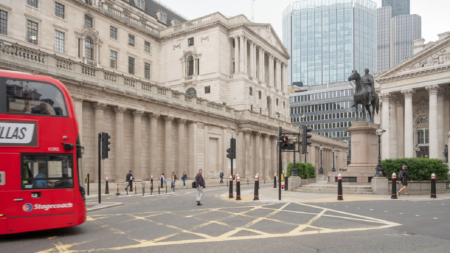 U.K. rushes to twin stimulus exit just as recovery loses steam