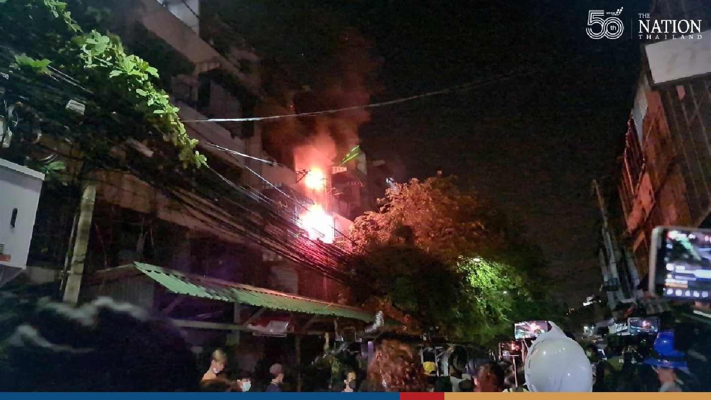 Din Daeng flat goes up in flames at midnight, two volunteer officers mildly injured