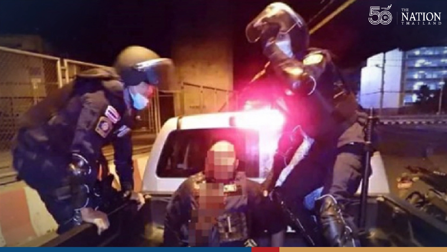 2 ‘Thalu Fah’ protestors held for allegedly lobbing bombs at police officer 2 ‘Thalu Fah’ protestors held for allegedly lobbing bombs at police officer