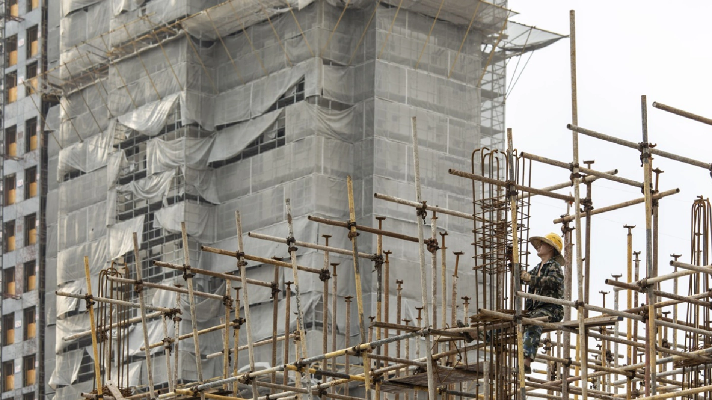 Chinese builders scramble for ways to avoid bond defaults Chinese builders scramble for ways to avoid bond defaults
