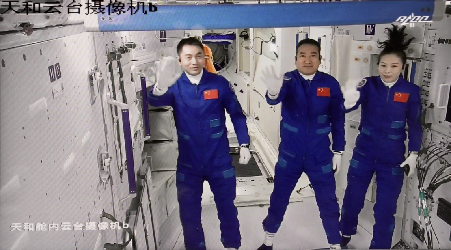 Chinas spacecraft crew steps into space station