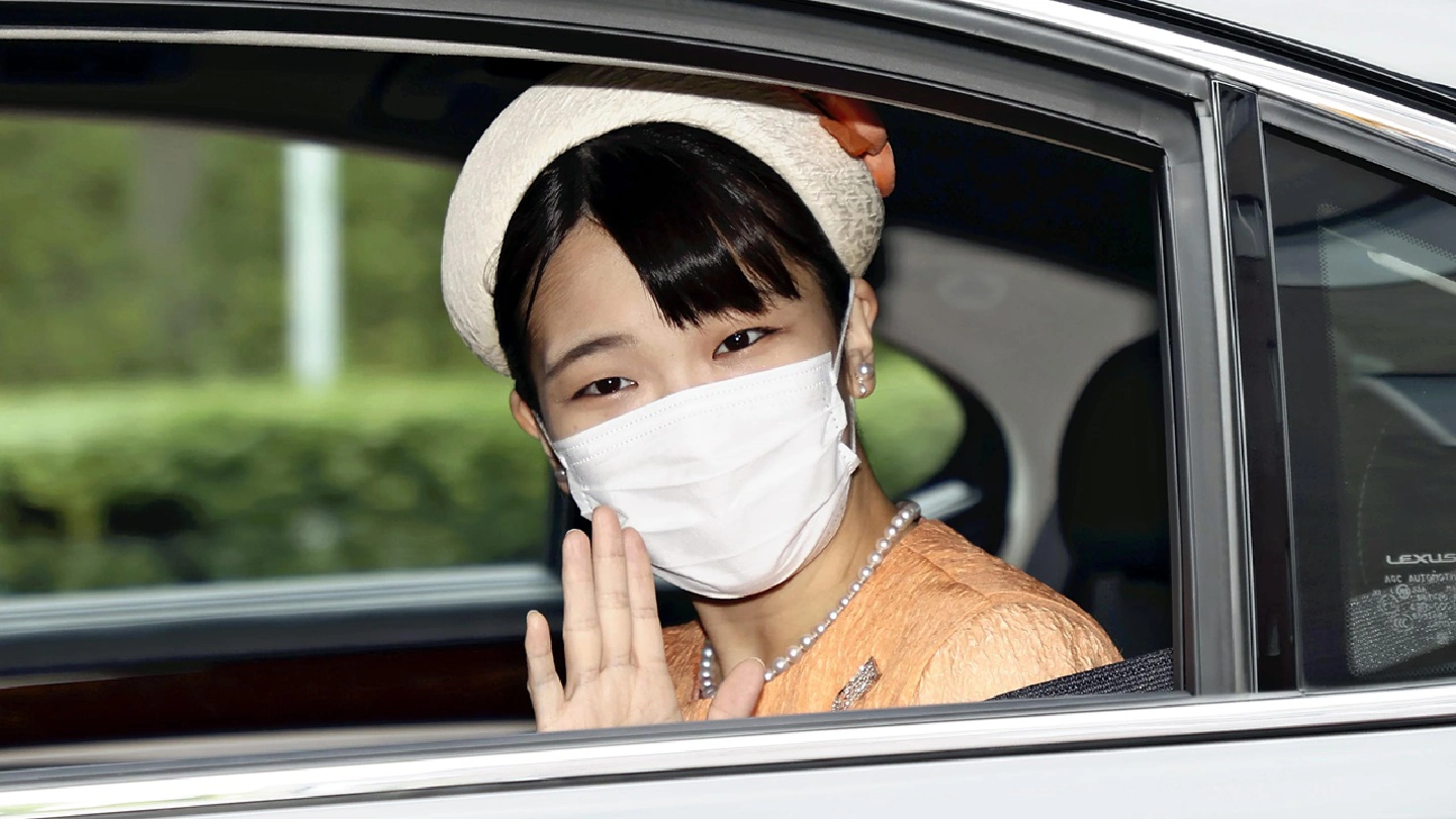 Bucking tradition, Japanese Princess Mako marries controversial fiance, loses royal status
