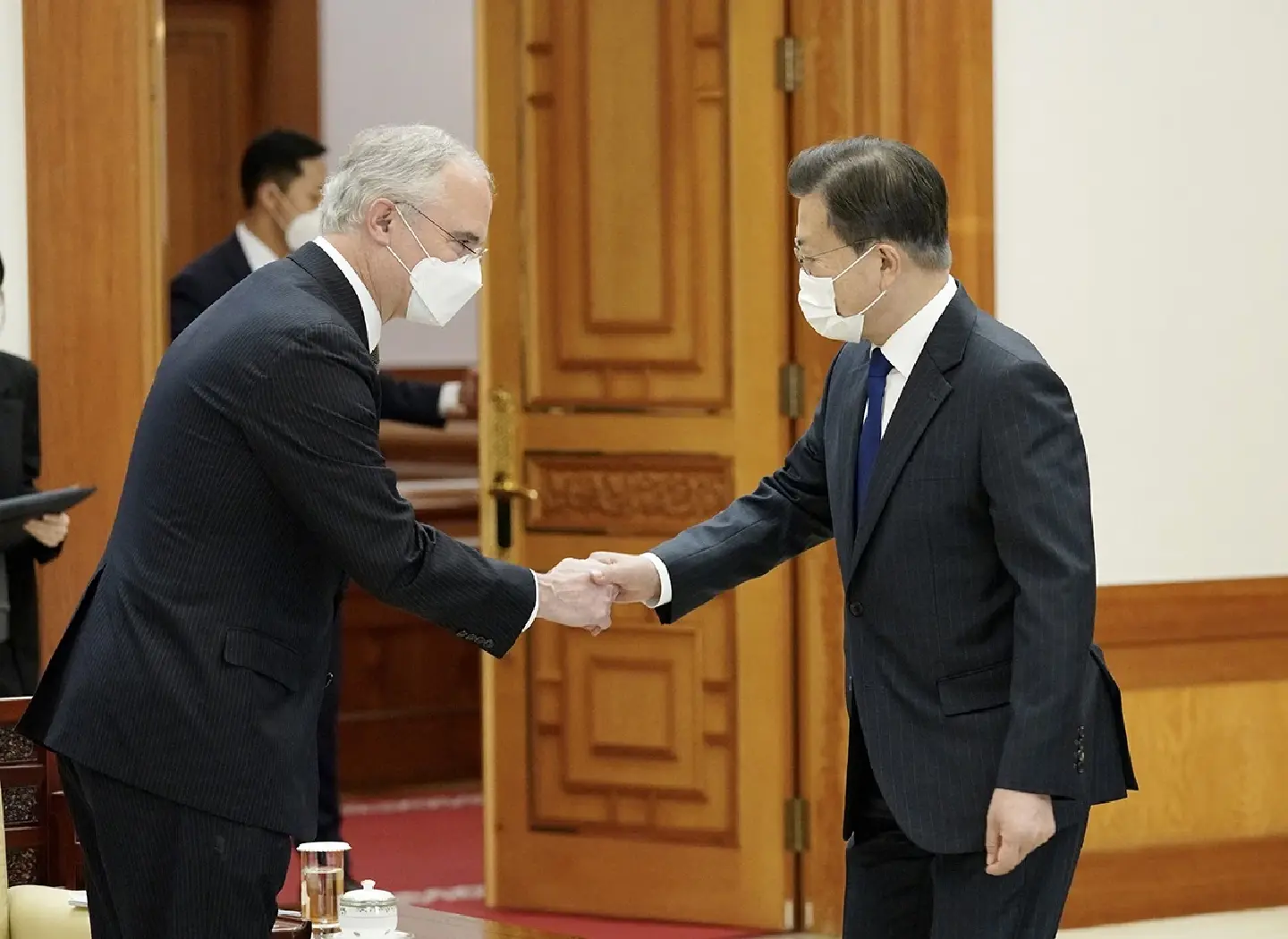 Moon, CEPI CEO discuss Korea’s vision for global vaccine production hub
