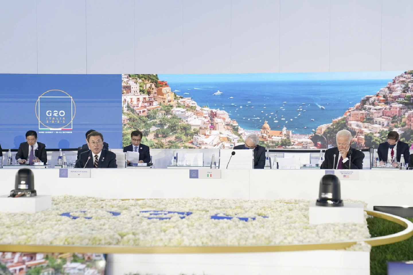 Moon urges solidarity to tackle global supply chain crisis Moon urges solidarity to tackle global supply chain crisis