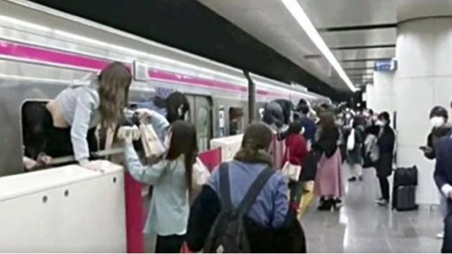17 people injured in Tokyo train attack 17 people injured in Tokyo train attack