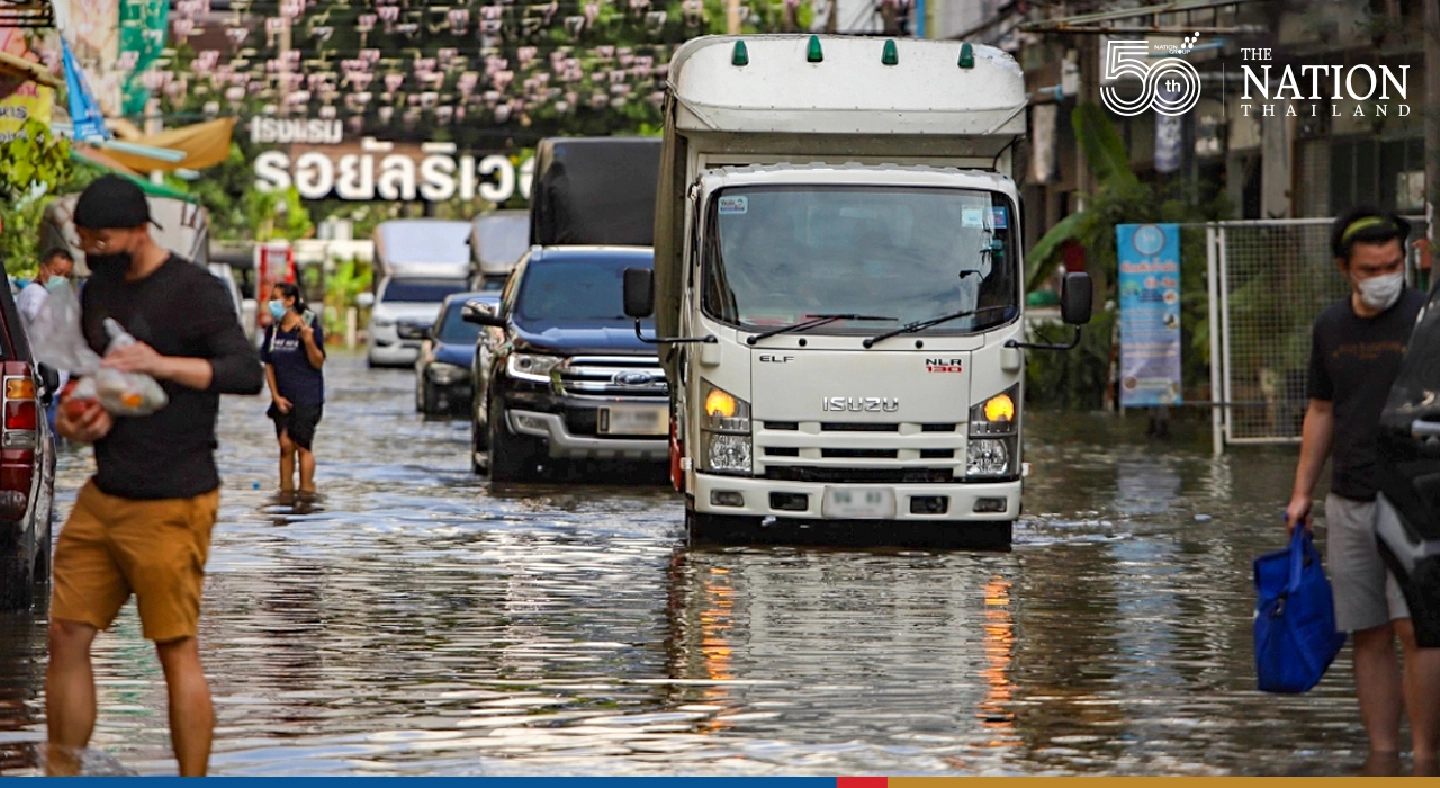 Warnings of a very wet Loy Krathong as Chao Phraya rises Warnings of a very wet Loy Krathong as Chao Phraya rises