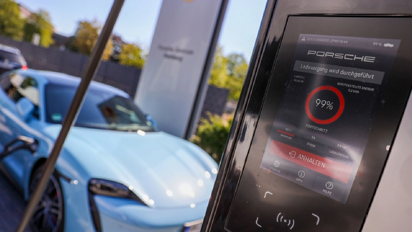 Drivers are interested in electric cars. Dealers dont know how to sell them.