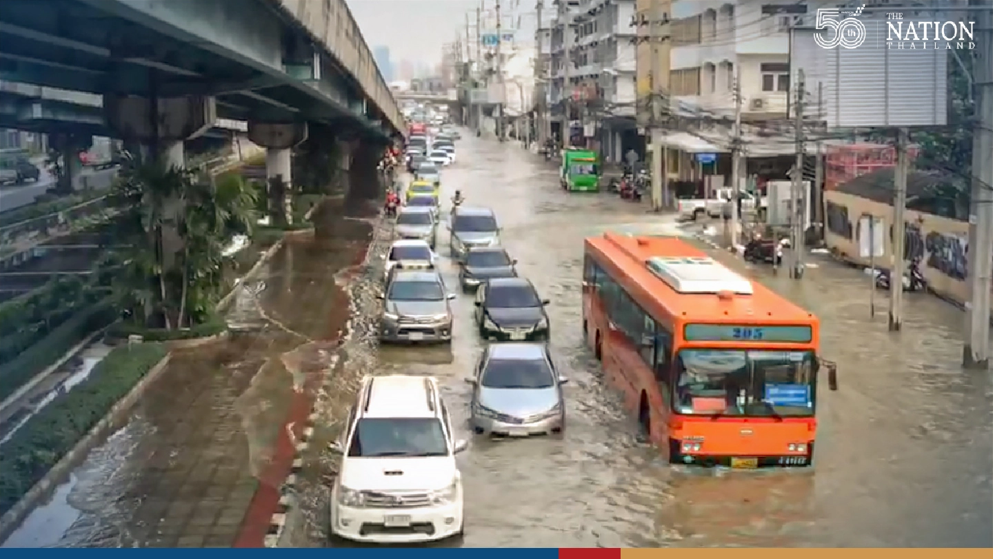 Flooding swamps parts of Rama III Road