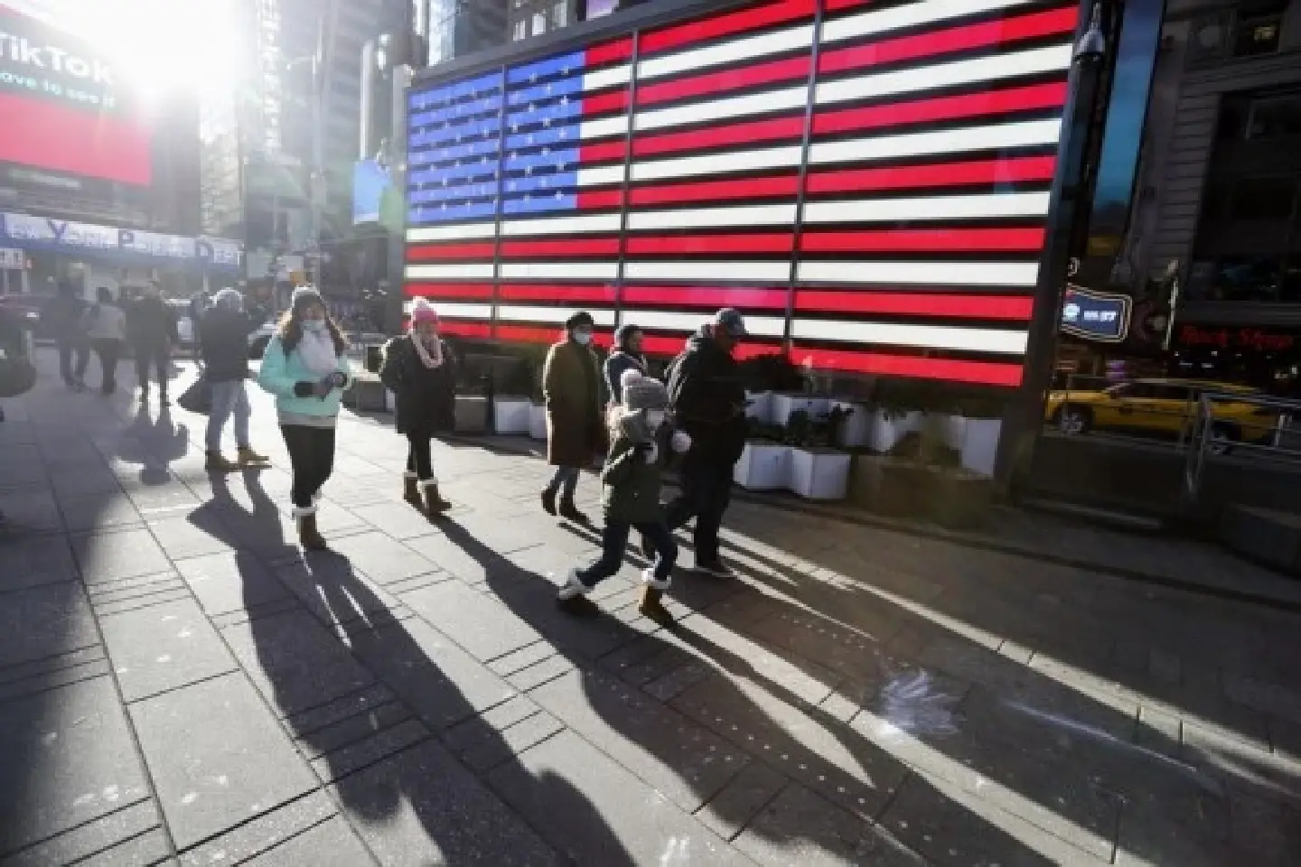 Roundup: U.S. forced into head-on combat with COVID-19 as cases hike in holiday season Roundup: U.S. forced into head-on combat with COVID-19 as cases hike in holiday season