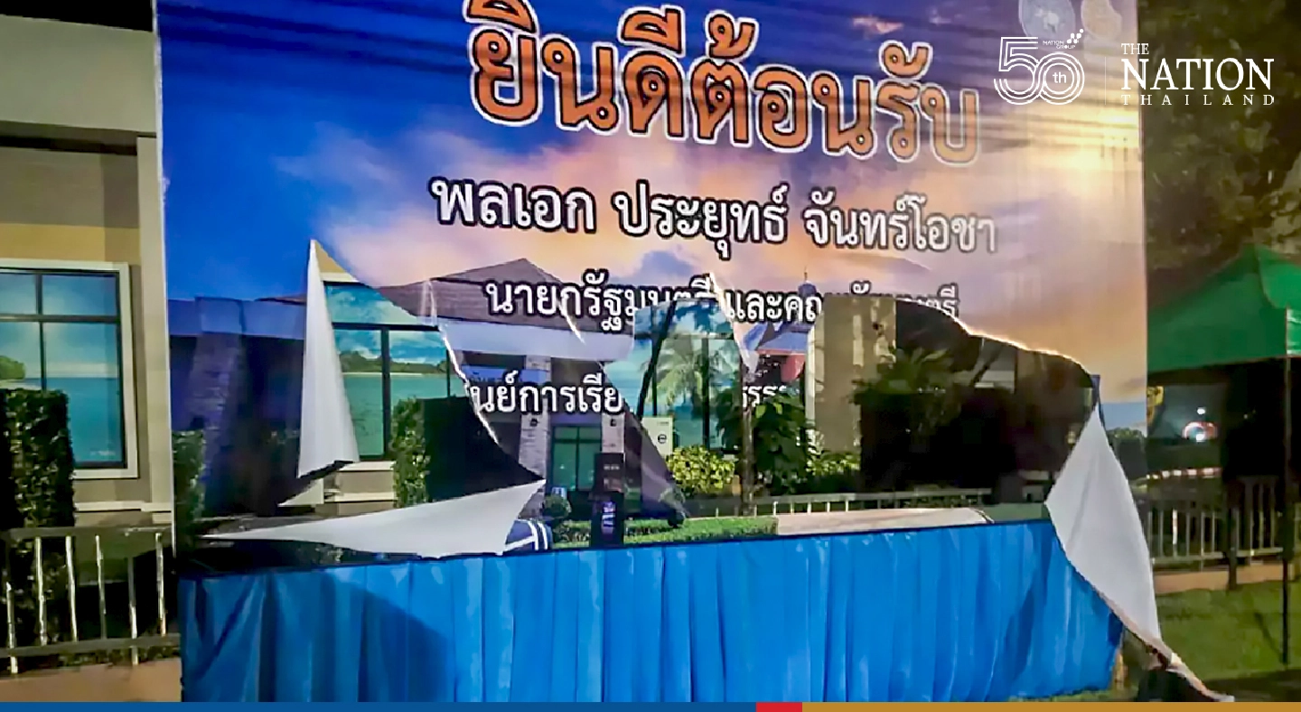 Krabi teens destroy sign welcoming Prayut