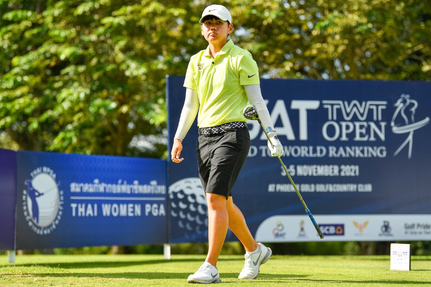 Sherman produces error-free round to lead at the Phoenix Gold