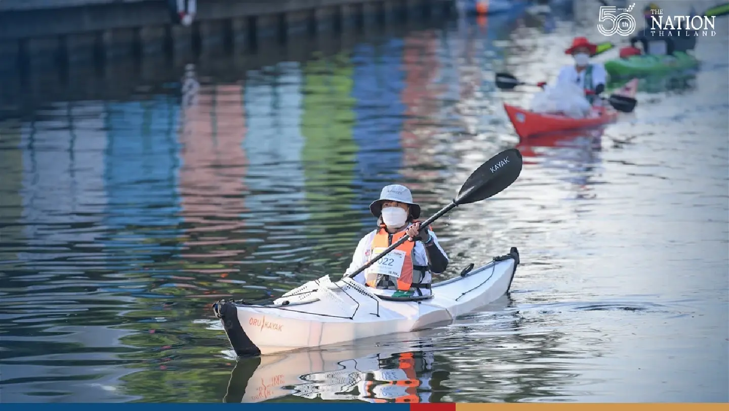 Bangkokians race to collect trash from Chatuchak canals, model may be applied to other parts of city Bangkokians race to collect trash from Chatuchak canals, model may be applied to other parts of city